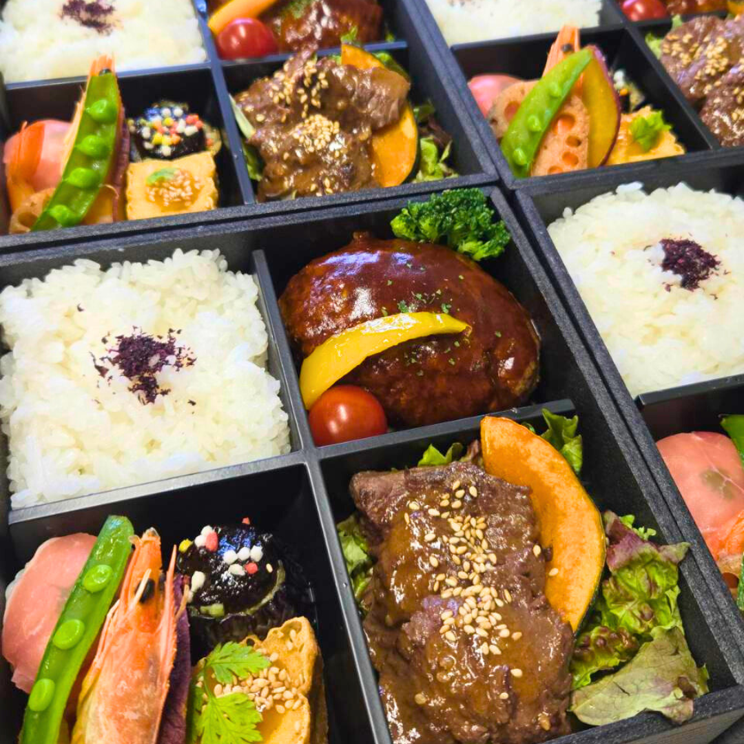 【高松市内 病院宅配事例】「牛ハンバーグと特選ハラミ焼肉膳」を30個お届けしました｜スタッフ様への感謝に贅沢なお弁当を