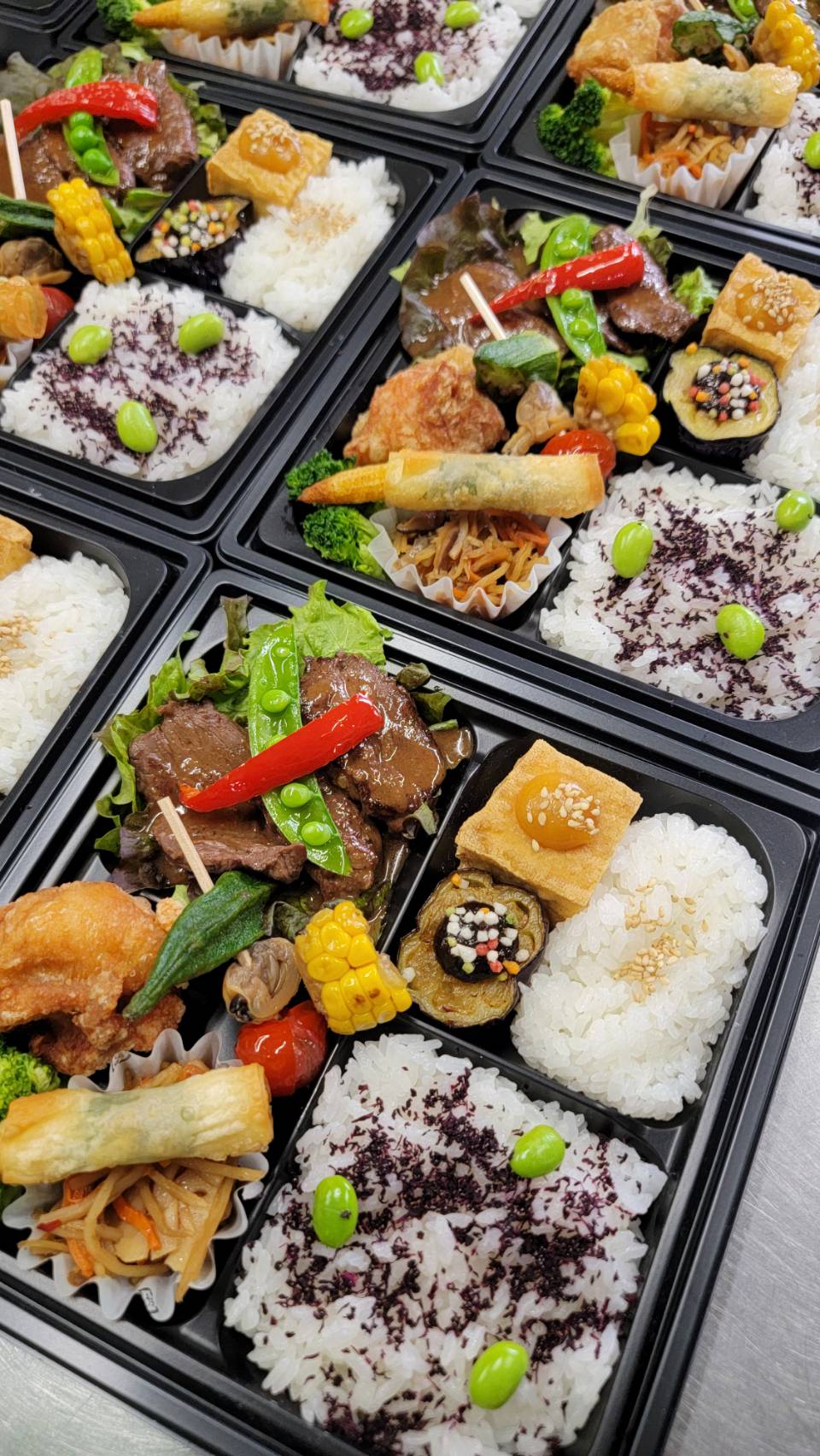 企業の夏会議にぴったり！清涼感あふれる「夏彩ハラミ焼肉弁当」宅配しました