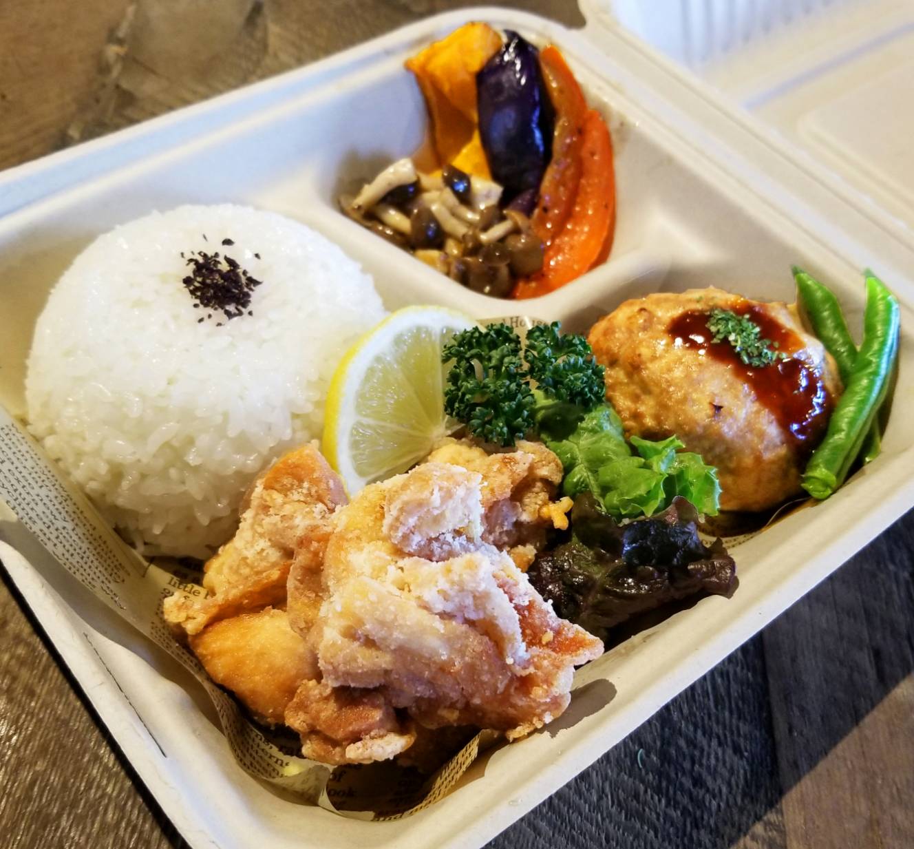 唐揚&ハンバーグ弁当　大好評販売中